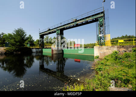 Questo è il vecchio Chaudiere grande diga sul fiume francese Foto Stock