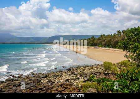 Vista verso sud lungo 4 Four Mile Beach a Port Douglas nel lontano Nord Queensland, Australia con vista della spiaggia e del mare Foto Stock