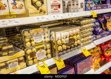 Ferrero Rocher e cadburys roses cioccolatini in vendita in un supermercato australiano Foto Stock