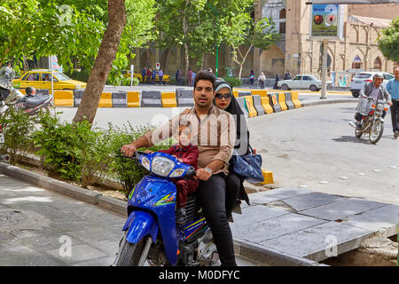Isfahan, Iran - 24 Aprile 2017: una famiglia di tre iraniani è moto di equitazione. Foto Stock