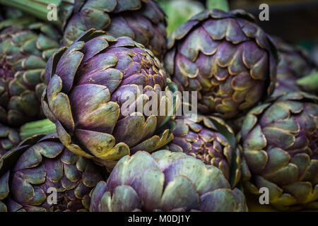 Carciofi freschi al mercato degli agricoltori Foto Stock