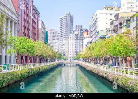 Vista sulla strada della città di Kaohsiung Foto Stock