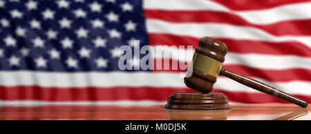 Il giudice o l'asta martello su Stati Uniti d'America sventola bandiera dello sfondo. 3d illustrazione Foto Stock