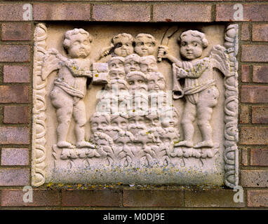 Xviii secolo lapide raffigurante angeli anime di smistamento nel giorno del giudizio. St Wendreda la chiesa, Marzo, Cambridgeshire, Inghilterra. Foto Stock