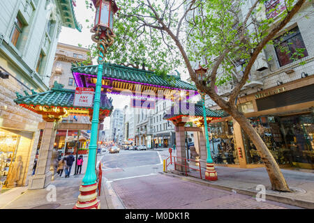 San Fransisco, Apr 17: lo storico arco di Chinatown il Apr 17, 2017 a San Francisco, California Foto Stock