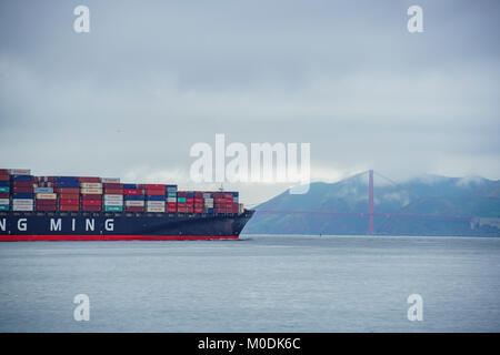 San Fransisco, Apr 17: la famosa e bellissima Golden Gate Bridge con una grande nave da carico nelle vicinanze il Apr 17, 2017 a San Francisco, California Foto Stock