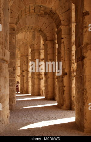 Un turista viene visualizzato nel portico di pietra di El Jem anfiteatro romano, Mahdia distretto, Tunisia Foto Stock