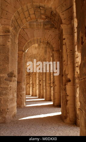 Il portico di pietra di El Jem anfiteatro romano, Mahdia distretto, Tunisia Foto Stock