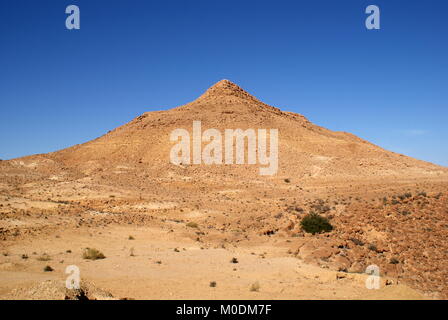 Collina rocciosa, Ksour, regione a sud della Tunisia, distretto di Tataouine, Tunisia Foto Stock