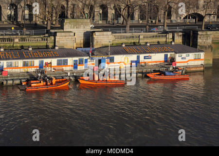 Scialuppa di salvataggio rnli stazione sul fiume Tamigi Londra Foto Stock