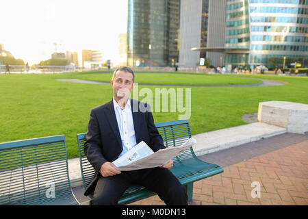 Allietano manager maschio quotidiano di lettura al di fuori di . Foto Stock