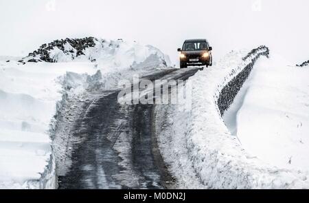 Un veicolo naviga in condizioni di neve vicino a Fleet Moss nel Yorkshire Dales National Park. Foto Stock