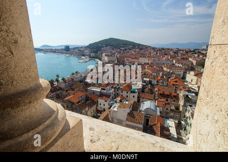 Split storica del palazzo di Diocleziano, la Città Vecchia e la collina di Marjan, in Croazia vista da sopra da una torre in una giornata di sole. Foto Stock