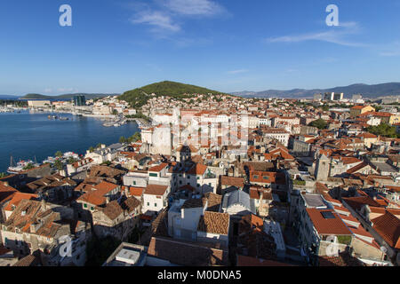 Vista della divisa storica del palazzo di Diocleziano, la Città Vecchia e la collina di Marjan, dall'alto in Croazia in una giornata di sole. Foto Stock