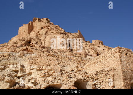 Vista della collina abbandonati villaggio berbero e la cittadella di Douiret, Douiret, distretto di Tataouine, Tunisia Foto Stock