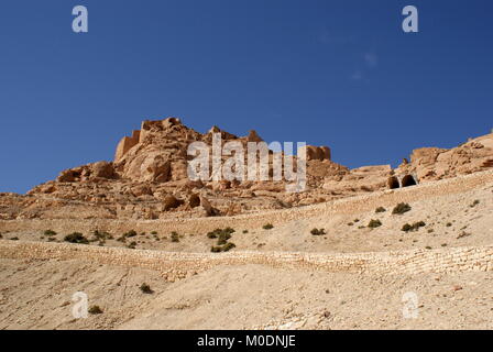 Vista della collina abbandonati villaggio berbero e la cittadella di Douiret, Douiret, distretto di Tataouine, Tunisia Foto Stock