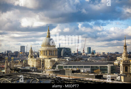 L'iconica cupola di Sir Christopher Wren's la Cattedrale di San Paolo a Londra lo skyline di inverno in luce, City of London, England, Regno Unito Foto Stock