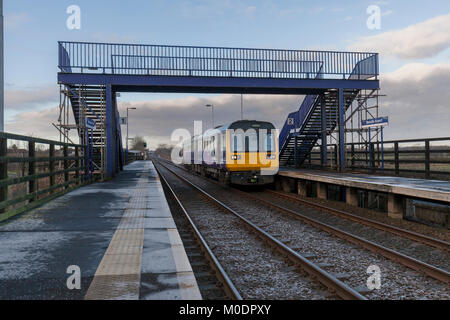 Rampa settentrionale pacer treno passa attraverso l'Aeroporto Teesside stazione, solo un treno a settimana vi chiama. Foto Stock