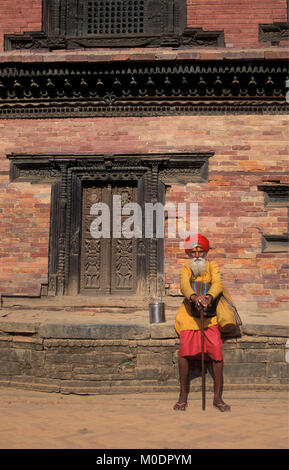 Il Nepal. Kathmandu, Bhaktapur. Sadhu (uomo santo) nella parte anteriore del tempio (hindu). Foto Stock