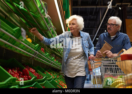 Coppia senior Shopping nel supermercato Foto Stock