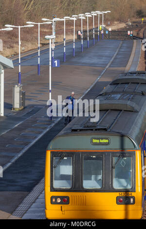 Rampa settentrionale conduttore a Eaglescliffe rende i controlli finali prima della partenza del 1037 Saltburn - Bishop Auckland formata da un treno dello stimolatore Foto Stock