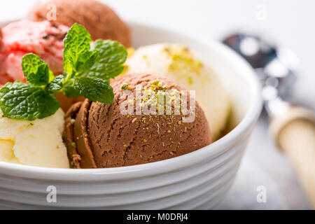 Un assortimento di gelati in vaschetta bianca. Foto Stock