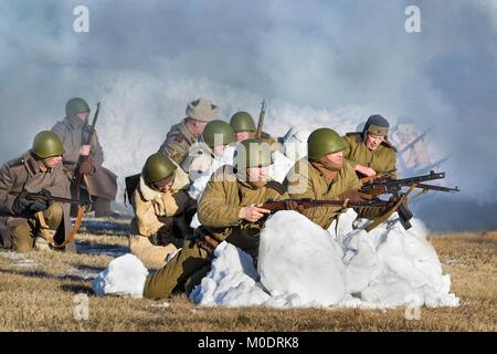 Festival della storia militare della Russia del XX secolo, le manovre di Natale . Regione di Samara, Togliatti, 5 gennaio 2018. Foto Stock