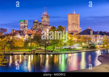Indianapolis, Indiana, Stati Uniti d'America river walk e lo skyline. Foto Stock