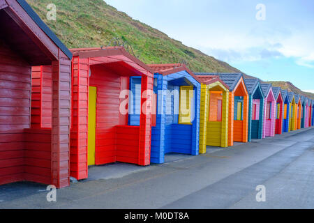 Nuovo chalet sulla spiaggia sulla spianata di Saltburn dal Sea North Yorkshire recentemente costruita pronto per assumere la prossima stagione estiva Foto Stock