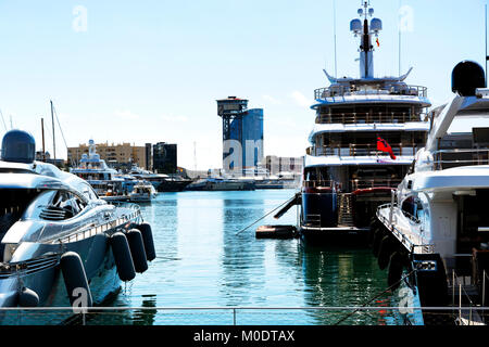 Barche nel porto di Barcellona in 20. Settembre 2017, Spagna Foto Stock