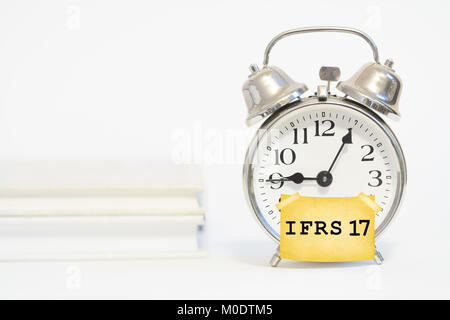 Ifrs 17 assicurazione standard contabili concetto con sveglia Foto Stock