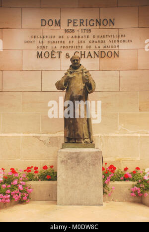 Dom Perignon statua a Moet and Chandon HQ, Epernay, Champagne, Francia Foto Stock