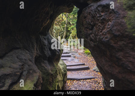 Percorso a piedi su Szczeliniec Wielki, la vetta più alta delle montagne Stolowe (tabella montagne) gamma, parte dell'Sudetes, Bassa Slesia regione, Polonia Foto Stock