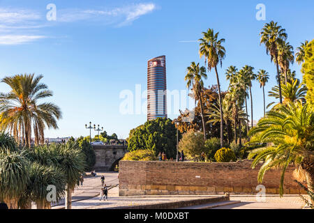 Vista dello skyline della citta' con la torre di Siviglia sullo sfondo (Spagnolo: Torre Sevilla). Office grattacielo a Siviglia, Spagna Foto Stock