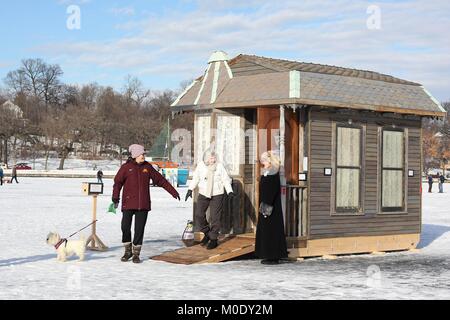 Una piccola vecchia casa shanty all'arte Shanty progetti sul lago ghiacciato di Harriet a Minneapolis, MN, Stati Uniti d'America. Foto Stock