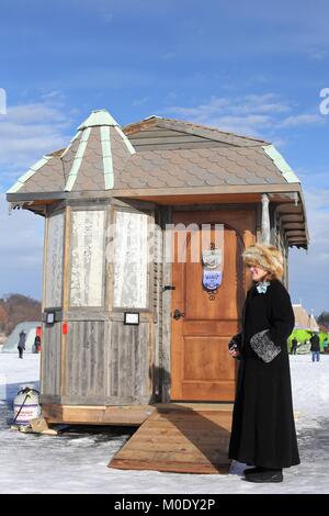 Una piccola vecchia casa shanty all'arte Shanty progetti sul lago ghiacciato di Harriet a Minneapolis, MN, Stati Uniti d'America. Foto Stock