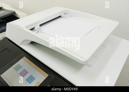 La fotocopiatrice è una macchina che produce copie cartacee di documenti e altre immagini visive ,close-up dispositivo multi-funzione, stampante, scanner, copiatrice Foto Stock