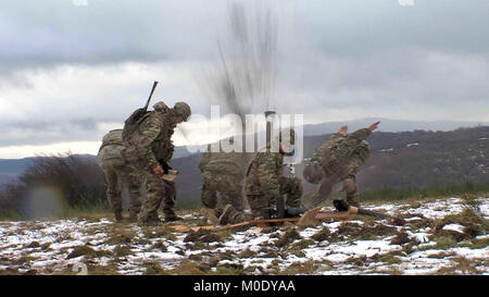 Stati Uniti Paracadutisti dell'esercito assegnato alla sede centrale e sede società, 1° Battaglione, Paracadute 503rd Reggimento di Fanteria, 173rd Airborne brigata durante un live fire esercizio utilizzando un M252, 81mm sistema di Malta sulla Baumholder zona di addestramento militare, Baumholder, Germania, 18 gennaio 2018." (U.S. Esercito Foto Stock