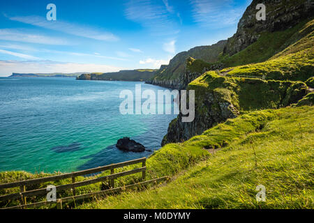 Scogliere vicino a Carrick-a-Rede ponte di corde, Co. Antrim Foto Stock