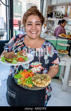 Buenos Aires Argentina, San Telmo, Lumio Cafe Y Delicias, piatti alimentari ristorante, ispanica donna donna donna donna cameriera server dipendente che serve quiche Foto Stock