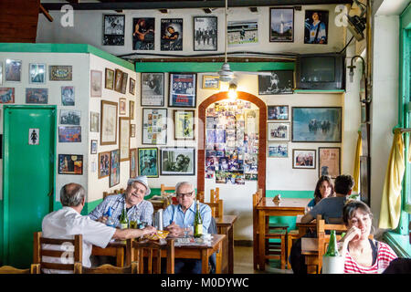 Buenos Aires Argentina, San Telmo, quartiere storico, Bar Pedro Telmo, pub locale, sport bar, drink drink bere, uomo maschile, anziani cittadini citi Foto Stock