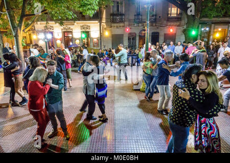 Buenos Aires Argentina,San Telmo,Plaza Dorrego,serata notturna,ballerini di tango,danza,uomo uomini maschi,donna donne,coppia,pubblico,spettacolo,ispanico Foto Stock