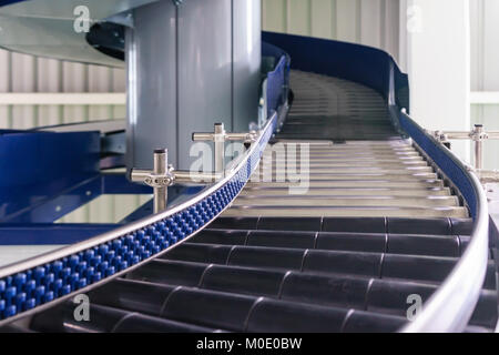 Automatizzato di sistemi di trasporto a convogliatore , trasportatori modulari e automazione industriale per il pacchetto macchina di trasferimento in Vetro per costruzioni Foto Stock