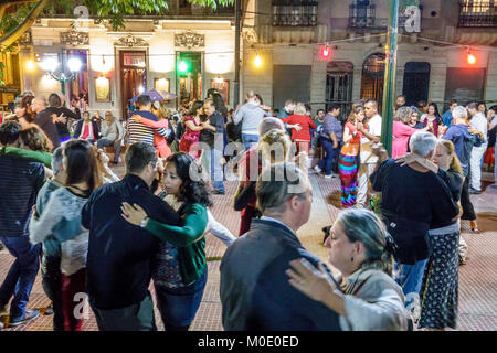 Buenos Aires Argentina,San Telmo,Plaza Dorrego,notte vita notturna sera dopo il tramonto,ballerini tango,danza,adulti uomo uomo uomini maschio,donna donne femmina l Foto Stock