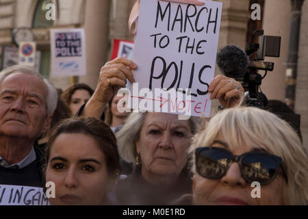 Roma, Italia. Xx gen, 2018. In precedenza il sabato centinaia di attivisti si sono riuniti a Roma per denunciare la violenza contro le donne e di esprimere il sostegno per la #MeToo movimento. Essi sono stati uniti da attrice Italiana e Direttore Asia Argento, che hanno fatto notizia dopo sostenendo nel 2017, ella era stata sessualmente assalito da Hollywood produttore Harvey Weinstein negli anni novanta. Credito: Danilo Campailla/Pacific Press/Alamy Live News Foto Stock