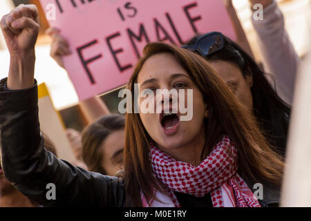 Roma, Italia. Xx gen, 2018. In precedenza il sabato centinaia di attivisti si sono riuniti a Roma per denunciare la violenza contro le donne e di esprimere il sostegno per la #MeToo movimento. Essi sono stati uniti da attrice Italiana e Direttore Asia Argento, che hanno fatto notizia dopo sostenendo nel 2017, ella era stata sessualmente assalito da Hollywood produttore Harvey Weinstein negli anni novanta. Credito: Danilo Campailla/Pacific Press/Alamy Live News Foto Stock