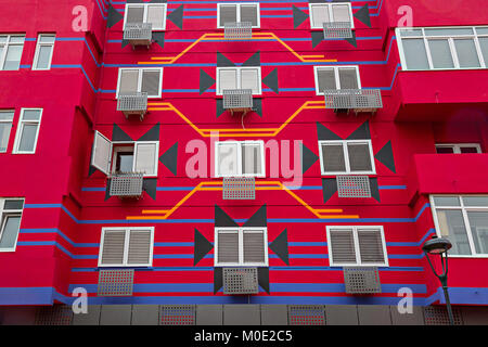 Appartamento Edificio dipinto di rosso, a Tirana, Albania. Foto Stock