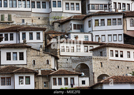 Vista la tradizionale e lo stile orientale vecchie case di Berat, Albania Foto Stock