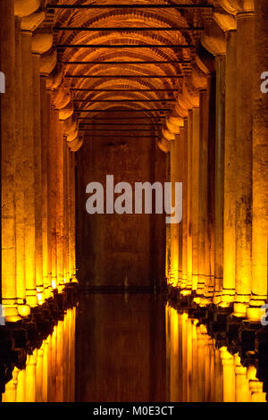Bizantina serbatoio acqua noto come la cisterna sotterranea o la Cisterna Basilica di Istanbul, Turchia Foto Stock