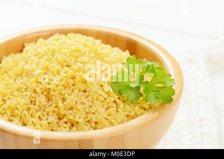 Ciotola di alfabeto crudo pasta - close up Foto Stock